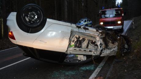 In Mickhausen hat sich am Dienstag ein Unfall ereignet. Das Auto der jungen Frau überschlug sich und blieb auf dem Dach liegen. 