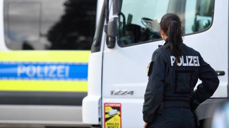 Auf der Tank- und Rastanlage an der A8 kontrollierten Beamte der Verkehrspolizeiinspektion Neu-Ulm einen Sattelzug. Dabei gab es eine Überraschung.