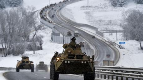 Ein Konvoi gepanzerter russischer Fahrzeuge Mitte Januar auf einer Autobahn auf der Krim.