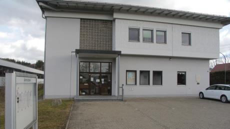Am Rathaus der Gemeinde Kammeltal in Ettenbeuren sind heuer Umbaumaßnahmen, darunter ein Lift zur Barrierefreiheit, im Investitionshaushalt vorgesehen.