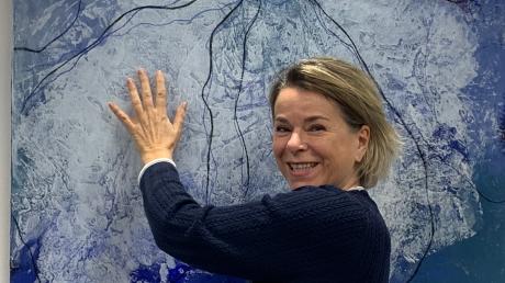 Rieder Künstlerin Gonser
Die Künstlerin Cornelia Gonser stellt ab heute im Rieder Gemeindefoyer aus. Auf einem Bild ihrer blauen Phase hat sie den Untergrund mit ihren Händen bearbeitet.