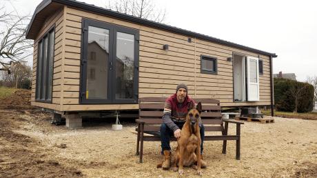 Felix Mescher hat sich seinen Traum vom eigenen Haus verwirklicht: einem Tiny House. Er lebt jetzt mit seinem Hund auf 40 Quadratmeter in Schweinspoint. Der Weg dahin war allerdings weit. 