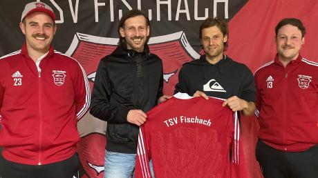Sportlicher Leiter Daniel Schwarzhuber (links) und 3. Abteilungsleiter Maximilian Repasky präsentieren das neue Trainer-Duo des TSV Fischach mit Cosmin Uilacan und Simon Geldhauser.