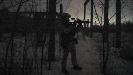 Ein Soldat der Ukraine blickt durch ein an der Waffe befestigtes Nachtsichtgerät, während der nächtlichen Wache an der Frontline außerhalb von Awdijiwka in der Region Donezk.
