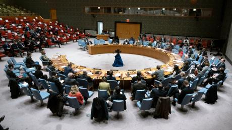 In einer Dringlichkeitssitzung hat sich der UN-Sicherheitsrat mit dem Ukraine-Konflikt beschäftigt. Dabei verurteilten mehrere Staaten das Vorgehen Russlands.