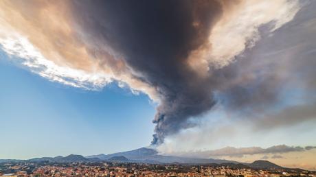 In Italien kommt es immer wieder zu Vulkanausbrüchen, wie hier ein Ausbruch des Ätna. Bei den Phlegräischen Feldern könnte laut Forscherinnen und Forschern eine Eruption drohen. 