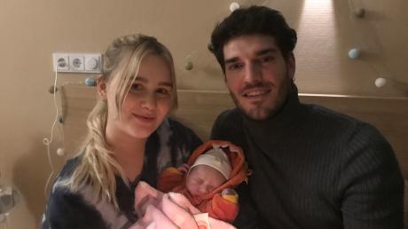 Julia Mayer und Antonio Basile mit ihrer Tochter Aurelia Valentina. Sie kam am 22.02. im Aichacher Geburtshaus zur Welt.