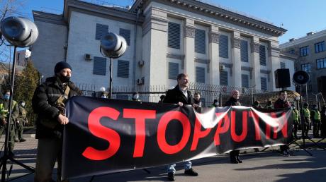 Demonstranten halten vor der russischen Botschaft in Kiew ein Transparent mit der Aufschrift «Stoppt Putin». An den Kapitalmärkten hat das russische Vorgehen bisher nicht zu großen Verwerfungen geführt.