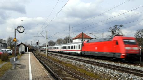 Der Bahnhof in Dinkelscherben ist nicht barrierefrei. Im Marktrat hofft man, dass sich das im Zuge eines Ausbaus der Bahnstrecke Ulm-Augsburg ändert. 