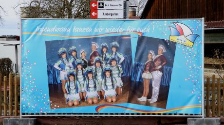 "Irgendwann tanzen wir wieder für Euch": In Waldstetten präsentiert sich der LCV im ganzen Ort auf übergroßen Bannern.