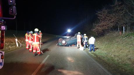 Auf der Ortsverbindungsstraße zwischen Frechholzhausen und Affing hat sich in der Nacht auf Mittwoch ein Auto überschlagen. Die beiden Insassen des Wagens wurden leicht verletzt. Die Feuerwehr Affing sperrte die Straße ab und leuchtete den Einsatzort aus. 