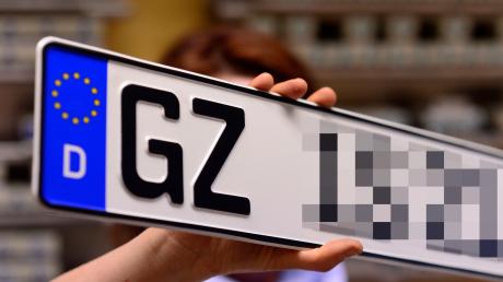 Unbekannte haben in Krumbach das Kennzeichen eines geparkten Autos gestohlen.
