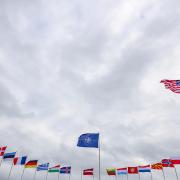 Die Fahnen der Nato und ihrer 30 Mitglieder wehen vor dem Nato-Hauptquartier.