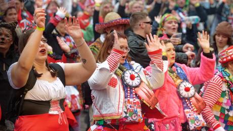 Karnevalisten feiern bei der Eröffnung des Straßenkarnevals auf dem Kölner Wilhelmplatz.