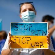 Auf der ganzen Welt hoffen Menschen auf Frieden in der Ukraine. "Stop Putin - Stop War", steht auf dem Plakat einer Demonstrantin in Chile.