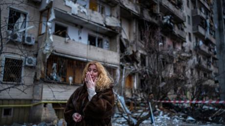 Schrecken des Krieges: Ein Raketenangriff der russischen Truppen zerstörte dieses Wohnhaus in Kiew.