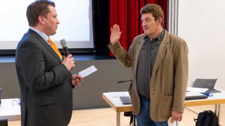 Thomas Boxhammer (rechts) rückt für Markus Harzenetter in den Vöhringer Stadtrat nach. Bürgermeister Michael Neher vereidigte ihn in seinem neuen Amt.