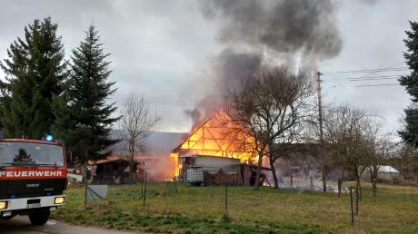 In einem Stadel in Altenmünster bricht am Freitagnachmittag ein Feuer aus. Die Feuerwehr ist mit einem Großaufgebot im Einsatz.