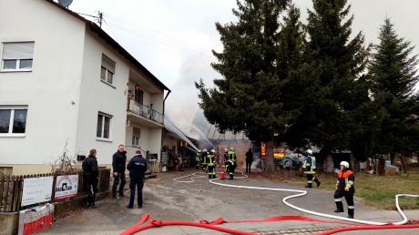 In einem Stadel in Altenmünster bricht am Freitagnachmittag ein Feuer aus. Die Feuerwehr ist mit einem Großaufgebot im Einsatz.