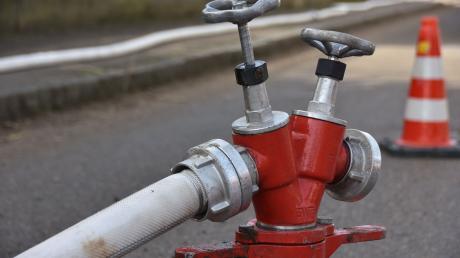 Wenn die Feuerwehr Wasser aus einem Hydranten entnimmt, muss sie einen Systemtrenner einsetzen. In Schiltberg muss die Gemeinde heuer deshalb mehr Geld für die Beschaffungen für die Feuerwehr ausgeben. 