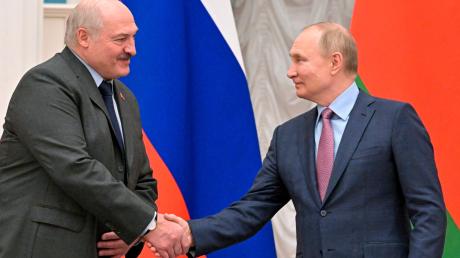 Kremlchef Wladimir Putin (r) mit Alexander Lukaschenko, Präsident von Belarus, bei einer gemeinsamen Pressekonferenz.
