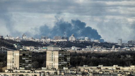 Rauch steigt am Morgen über dem Teil der ukrainischen Hauptstadt Kiew auf, der am rechten Ufer des Dnipro liegt. Russische Truppen versuchen, die Stadt unter ihre Kontrolle zu bekommen. 