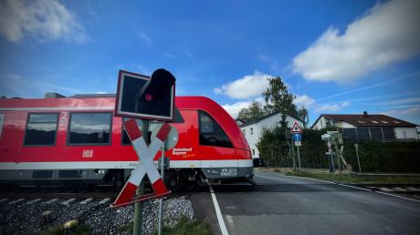 Am Bahnübergang in Gerlenhofen gibt es bislang keine Schranken. Das soll sich ändern, kann aber noch eine Weile dauern. 