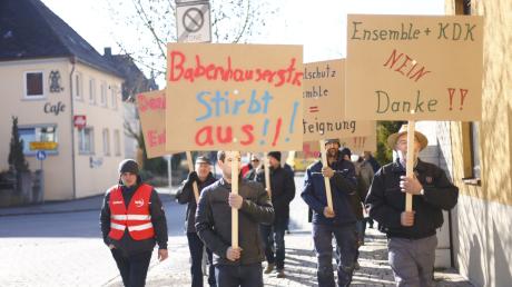 Michael Zeller aus Bubenhausen (vorne rechts) hat eine Demonstration gegen  Ensembleschutz und kommunales Denkmalkonzept organisiert. Rund 30 Personen folgten seinem Aufruf.   