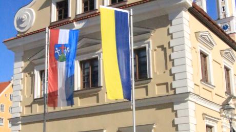 Aus Solidarität mit den Menschen in der Ukraine weht am Friedberger Rathaus diese Woche die ukrainische Nationalflagge.