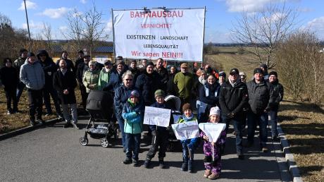 In Kutzenhausen sind Menschen auf die Straße gegangen, um sich gegen den Bau der blaugrünen Variante zu wehren. Sie wollen auf die Folgen auch für Landwirte im Ort aufmerksam machen.