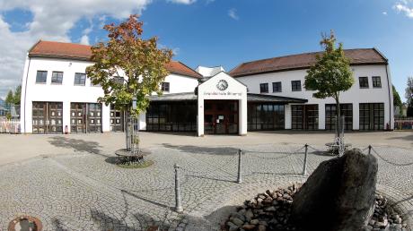 Unbekannte Täter haben Gegenstände auf dem Gelände der Grundschule Bibertal in Kissendorf beschädigt.