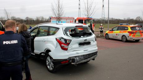 Den Vor- und den Rückwärtsgang verwechselt hatte ein Autofahrer auf dem Parkplatz des Lidl in Herbertshofen. Er fuhr mit seinem Wagen in die Hauswand des Discounters. Dabei entstand Totalschaden am Auto.
