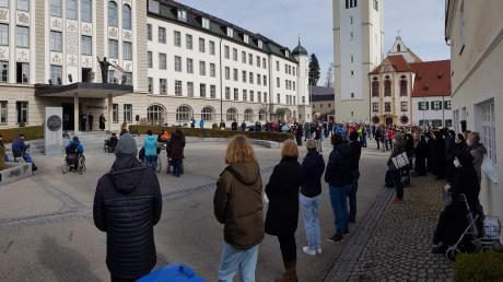 Rund 200 Menschen sind zu einem kurzfristig organisierten Friedensgebet in den Ursberger Klosterhof gekommen.
