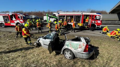 Bei einem Unfall auf der A8 bei Oberelchingen wurden zwei Menschen schwer verletzt.