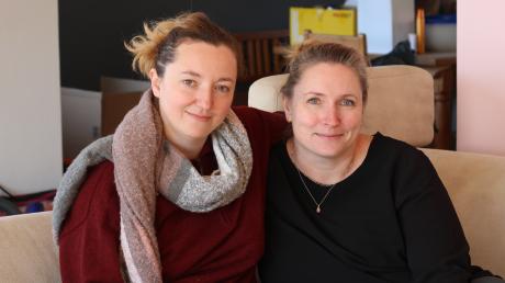 Valentyna Loban (links) und Claudia Richter (rechts) bereiten in Sielenbach eine Wohnung für Lobans Familie vor.