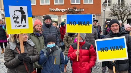 Ein Zeichen gegen den russischen Überfall auf die Ukraine setzten die 430 Teilnehmer des Friedenszugs durch die Friedberger Innenstadt.