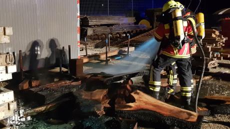 Auf dem Gelände einer Baufirma im Wemdinger Gewerbegebiet haben am Freitagabend mehrere Holzbohlen gebrannt. Die Feuerwehr löschte die Flammen.