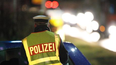 Polizisten haben von einem Autofahrer in Oberschönegg eine Sicherheitsleistung verlangt, weil er ohne Genehmigung zwei Personen gegen Bezahlung mitgenommen hatte.    
