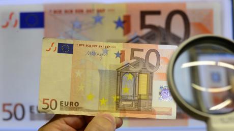 Einen 50-Euro-Schein verlor ein Autofahrer in Diedorf. Durch eine ehrliche FinderIn, bekam er sein Geld zurück. 