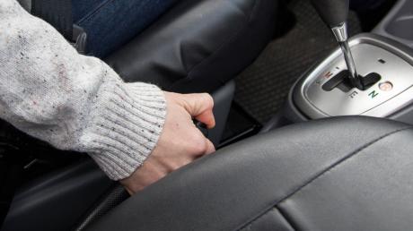 Die Handbremse nicht zu aktivieren, gilt als Winter-Tipp allerdings nur noch für ältere Fahrzeuge. 