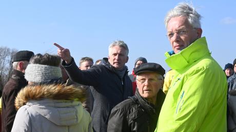 Bundestagsmitglied Hansjörg Durz von der CSU nahm an einer Begehung der möglichen Trassen des Bahnausbaus teil.