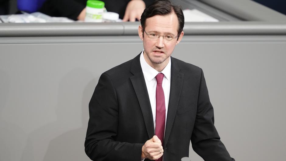 SPD-Fraktionsvize Dirk Wiese kündigt die Abstimmung über die Impfpflicht für die erste Aprilwoche an