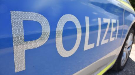 Die Polizei sucht nach einer Unfallflucht auf der B2 bei Buchdorf den Fahrer eines schwarzen Kleinwagens.