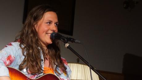 Die Mundart-Singer-Song-Schreiberin Moni Wagner aus Tödtenried genoss im März die Wohnzimmer-Atmosphäre im Canada. Dort stellt sie am Freitag ihr neues Album "Ganz echt" vor.