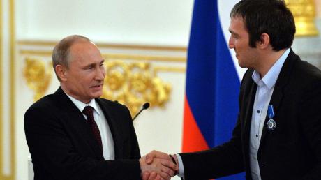 Alexander Ovechkin schüttelt Präsident Wladimir Putin die Hand. Der Sport ist eben doch politisch.