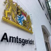 Ein Mann musste sich in Nördlingen vor dem Amtsgericht verantworten, weil er seine Partnerin geschlagen hat. 