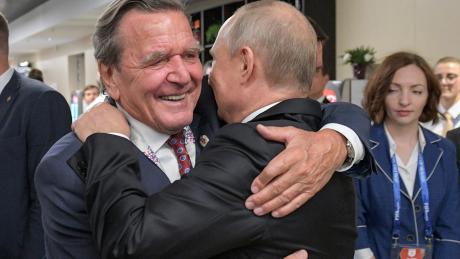 Die Freundschaft zwischen Gerhard Schröder und Wladimir Putin sehen  SPD-Mitglieder im Landkreis Aichach-Friedberg kritisch. Sollte man ihn aus der Partei ausschließen? 