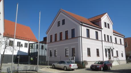 Im Kühbacher Rathaus ist die Verwaltung der Gemeinde Kühbach und Schiltberg untergebracht. Nach Meinung von Rechnungsprüfern gibt es zu wenig Personal.