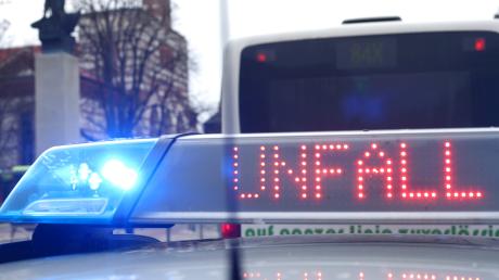 Unbekannte Verkehrsteilnehmer kümmern sich nicht um den Schaden, den sie bei Unfällen in Augsburg hinterlassen haben. Die Polizei sucht Zeugen.