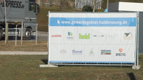 Seit einiger Zeit befindet sich am westlichen Ortseingang von Haldenwang ein großes Schild. Verschiedene Unternehmen möchten sich im geplanten Gewerbegebiet ansiedeln und wünschen sich eine schnelle Umsetzung.